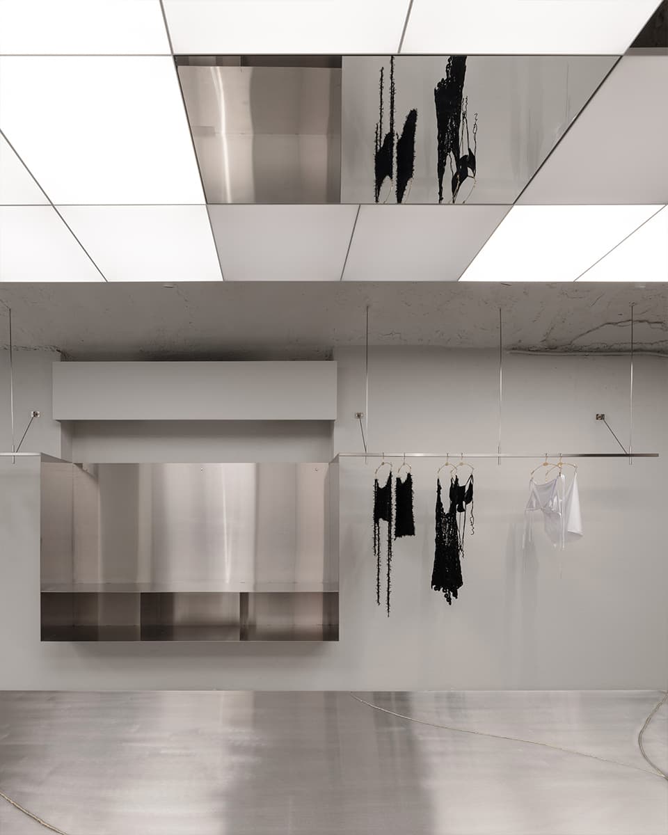 Сталь и ритмичные LED-панели в интерьере магазина купальников — проект Полины Черняк