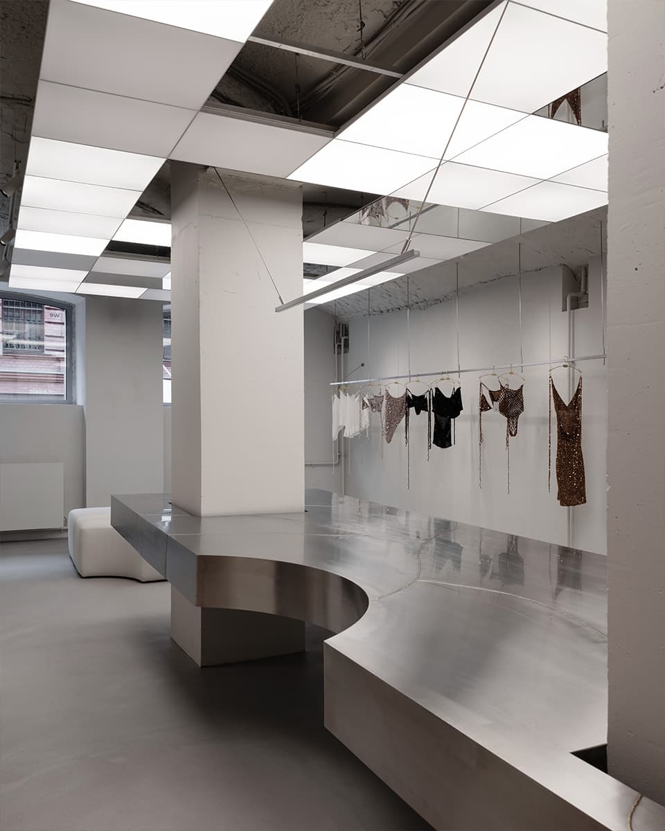 Сталь и ритмичные LED-панели в интерьере магазина купальников — проект Полины Черняк