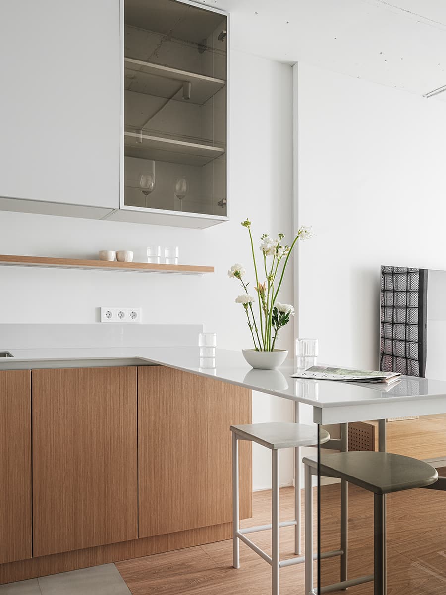 Стеклоблоки и строгая подсветка в воздушном интерьере квартиры — проект ERBE INTERIORS