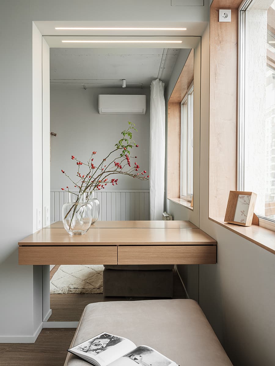 Стеклоблоки и строгая подсветка в воздушном интерьере квартиры — проект ERBE INTERIORS