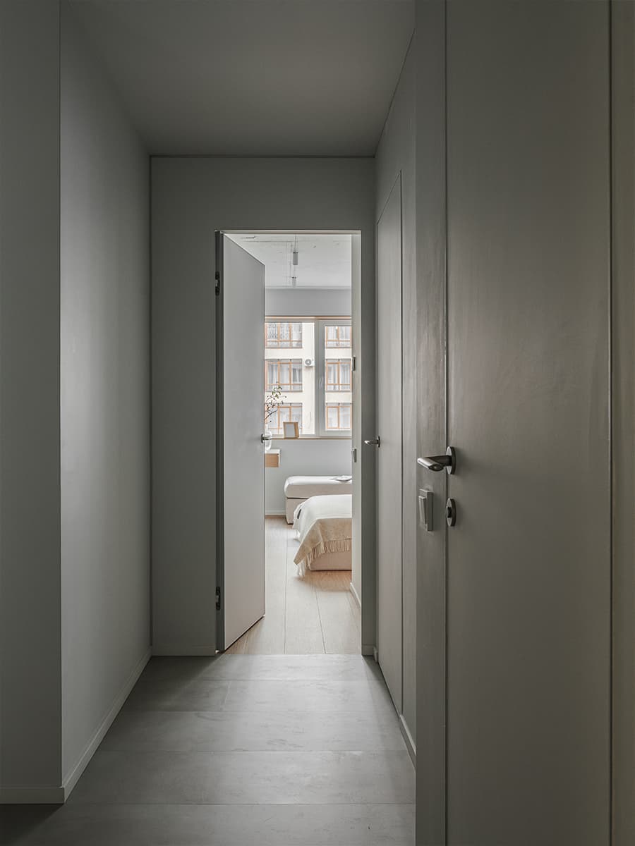 Стеклоблоки и строгая подсветка в воздушном интерьере квартиры — проект ERBE INTERIORS