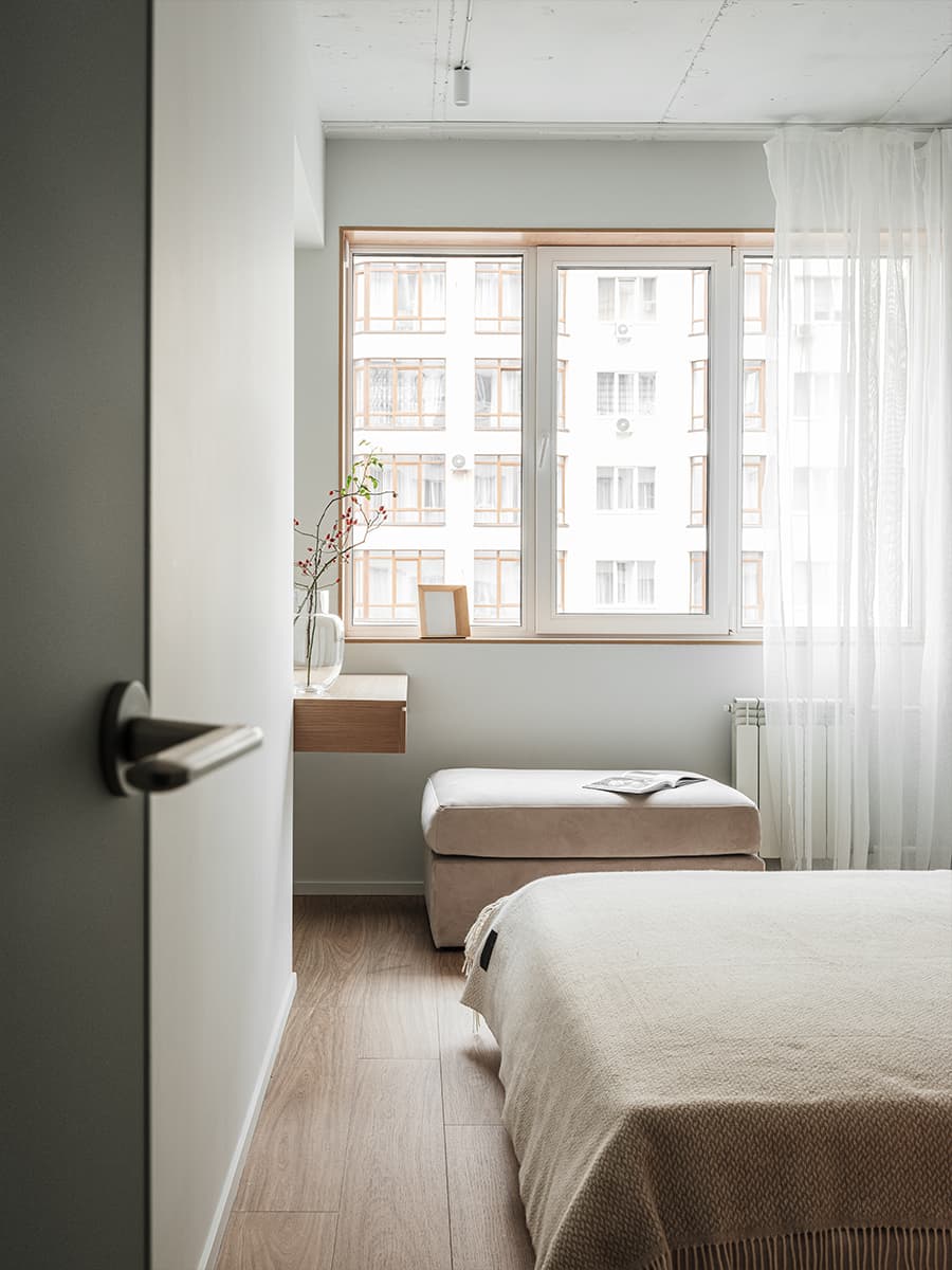 Стеклоблоки и строгая подсветка в воздушном интерьере квартиры — проект ERBE INTERIORS