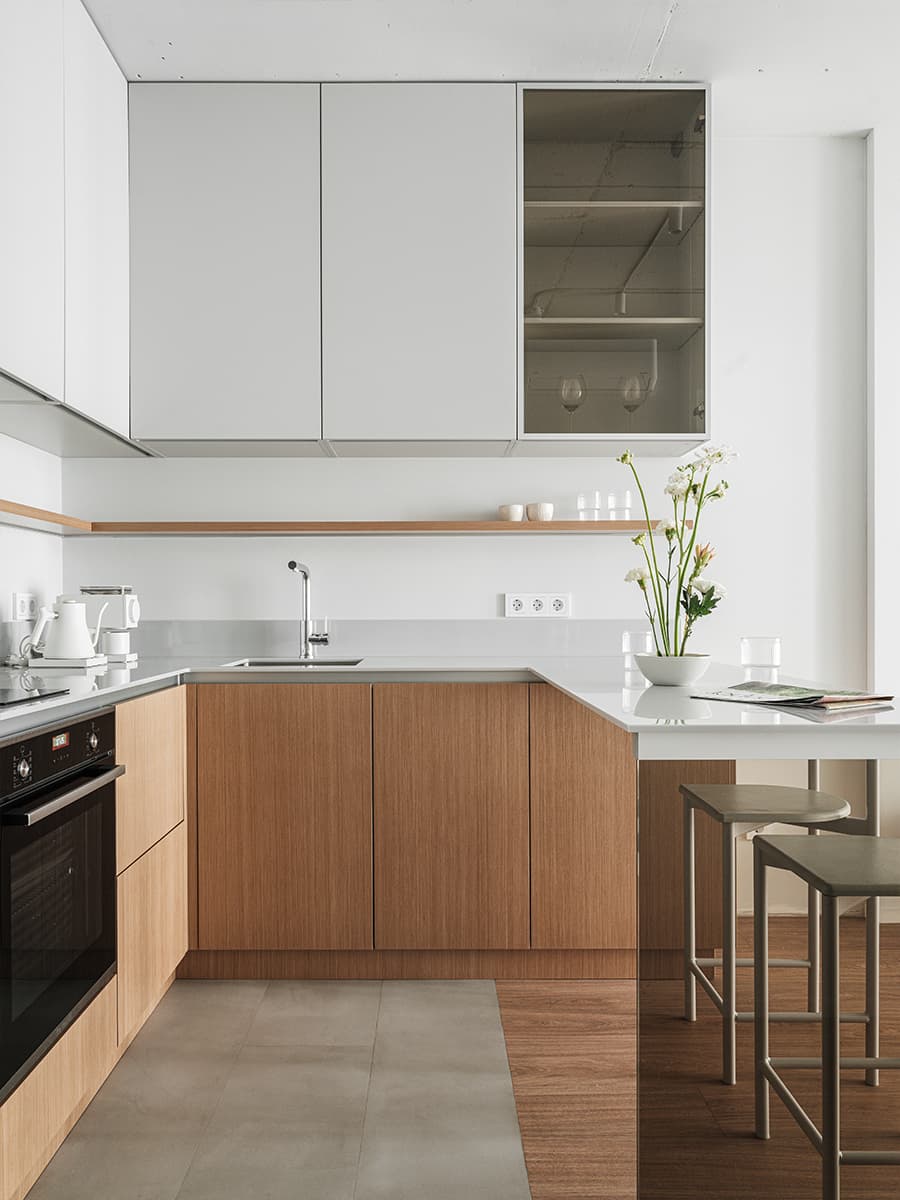 Стеклоблоки и строгая подсветка в воздушном интерьере квартиры — проект ERBE INTERIORS