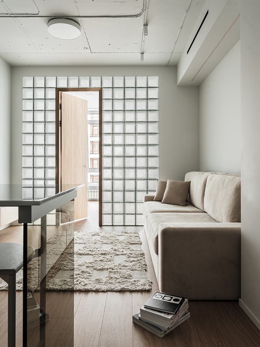 Стеклоблоки и строгая подсветка в воздушном интерьере квартиры — проект ERBE INTERIORS