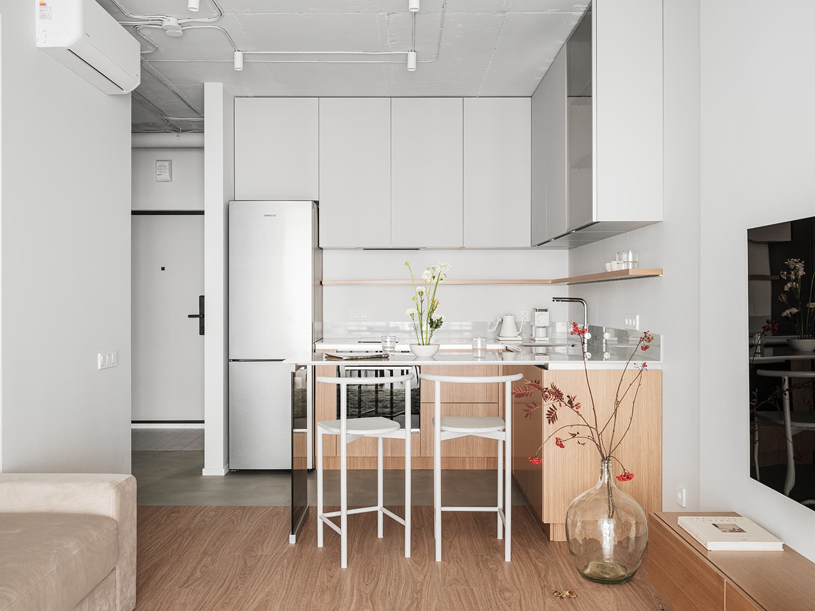 Стеклоблоки и строгая подсветка в воздушном интерьере квартиры — проект ERBE INTERIORS