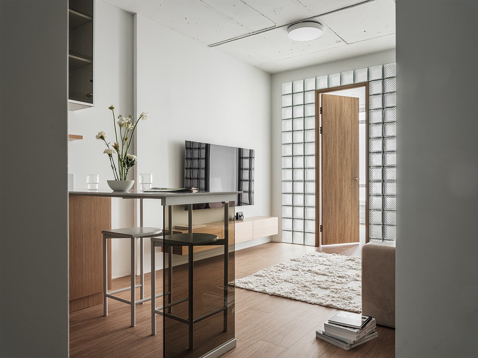 Стеклоблоки и строгая подсветка в воздушном интерьере квартиры — проект ERBE INTERIORS