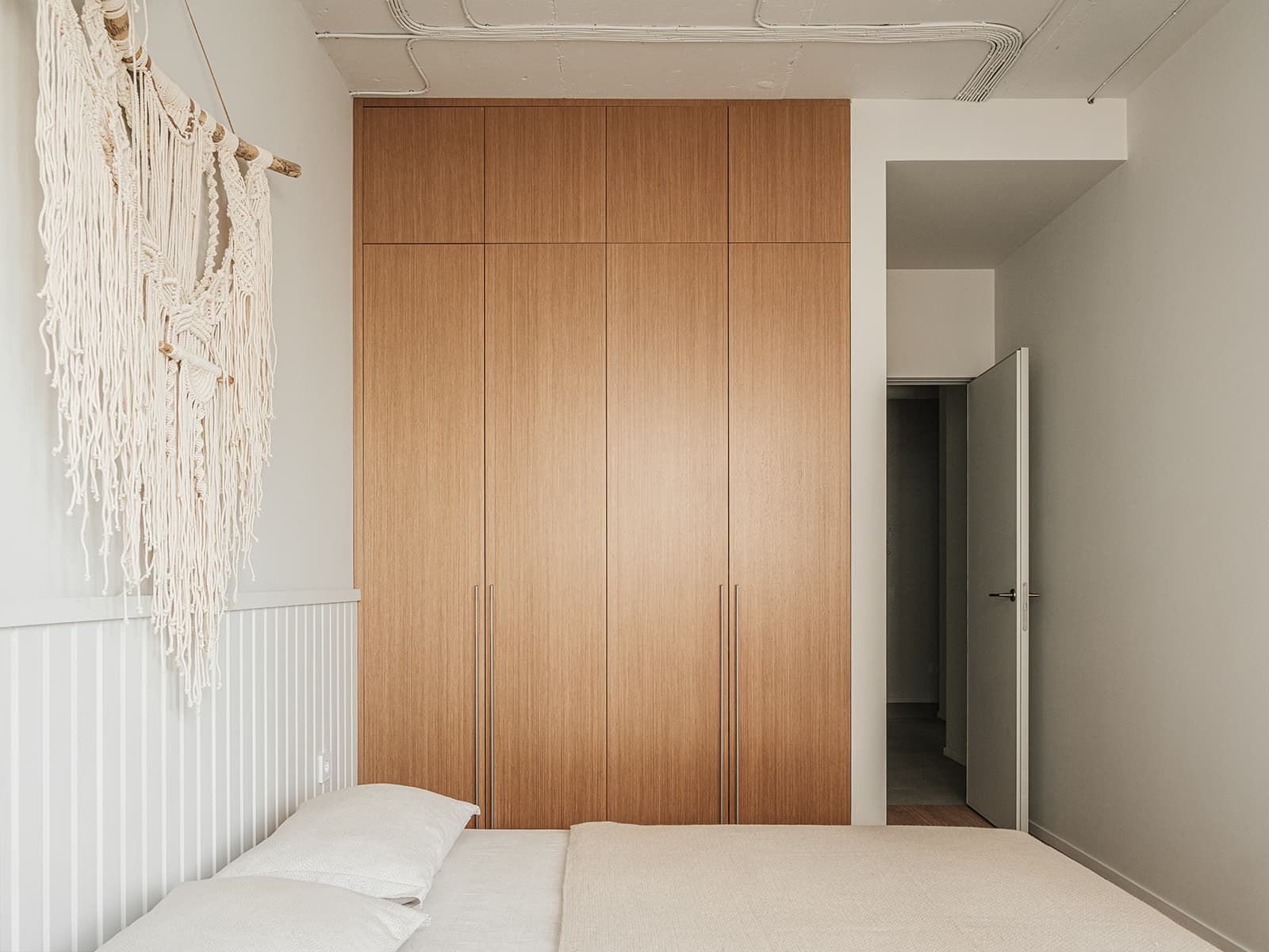 Стеклоблоки и строгая подсветка в воздушном интерьере квартиры — проект ERBE INTERIORS