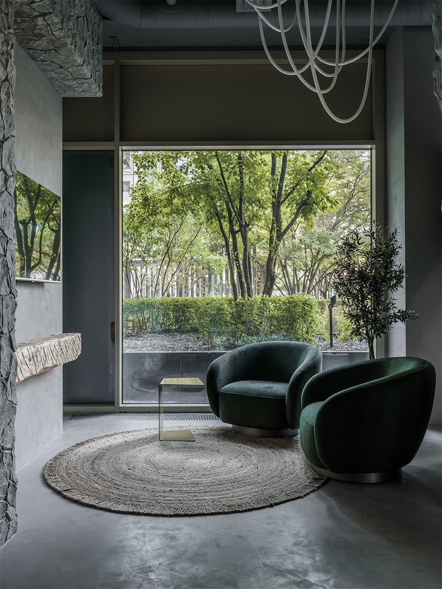 Деликатные отсылки к итальянской культуре в интерьере шоурума — проект дизайн-студии «Мария-Арт»