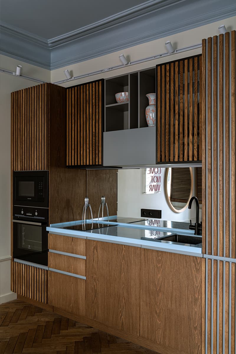 Игра теплых и холодных тонов в интерьере квартиры с советским характером — проект Ксении Крыловой