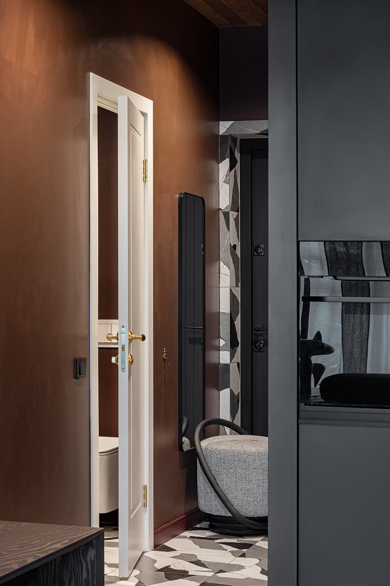 Дерево и зеркальные поверхности в квартире-студии дизайнера — проект Анастасии Придачиной