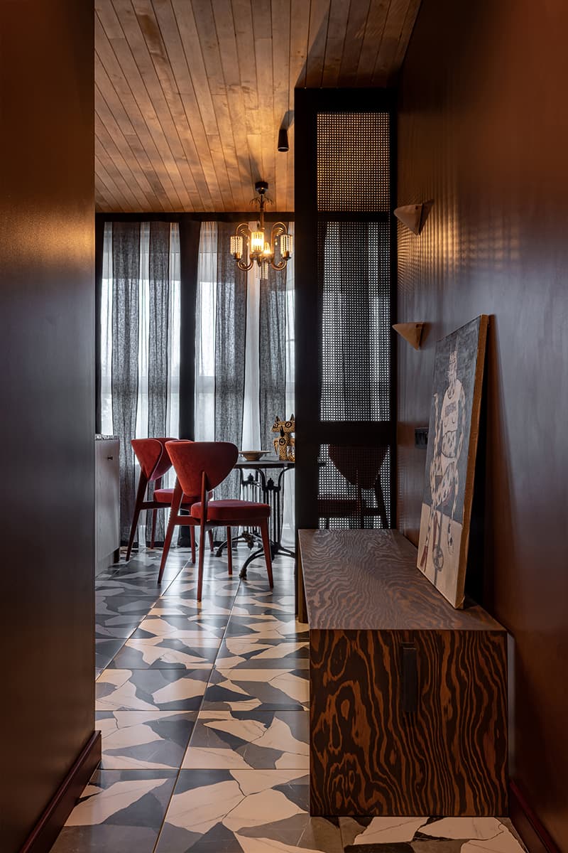 Дерево и зеркальные поверхности в квартире-студии дизайнера — проект Анастасии Придачиной