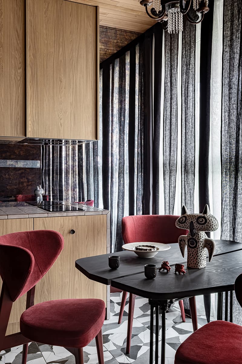 Дерево и зеркальные поверхности в квартире-студии дизайнера — проект Анастасии Придачиной