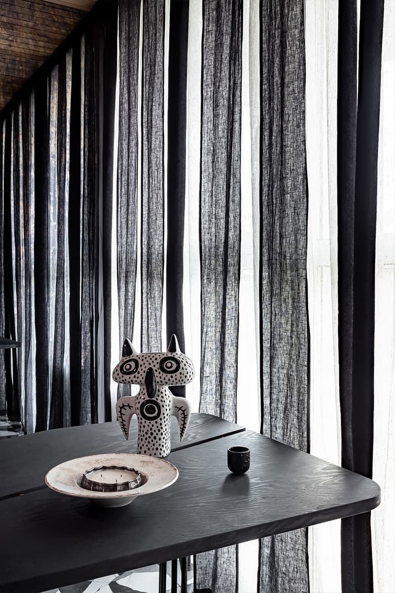 Дерево и зеркальные поверхности в квартире-студии дизайнера — проект Анастасии Придачиной