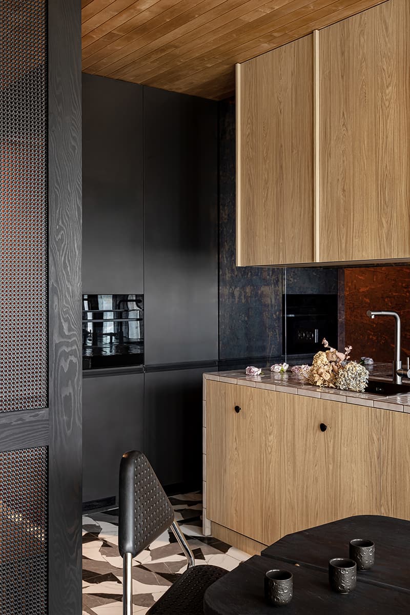 Дерево и зеркальные поверхности в квартире-студии дизайнера — проект Анастасии Придачиной