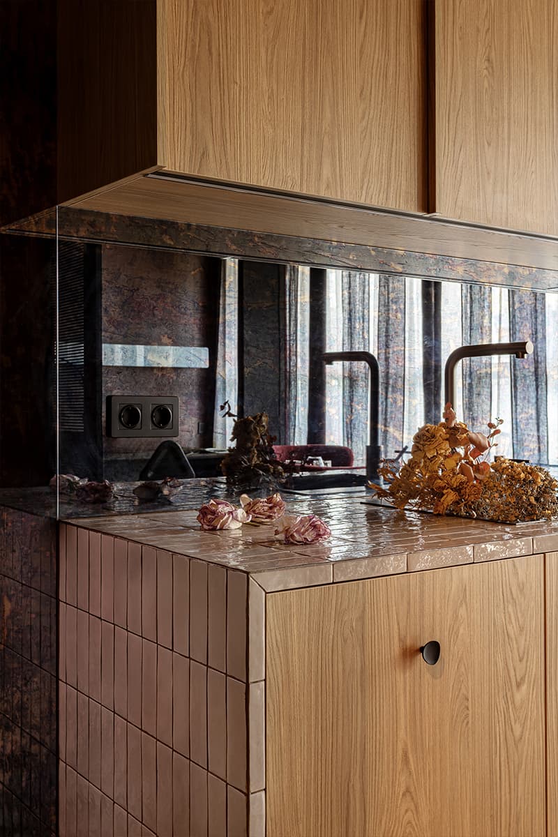 Дерево и зеркальные поверхности в квартире-студии дизайнера — проект Анастасии Придачиной