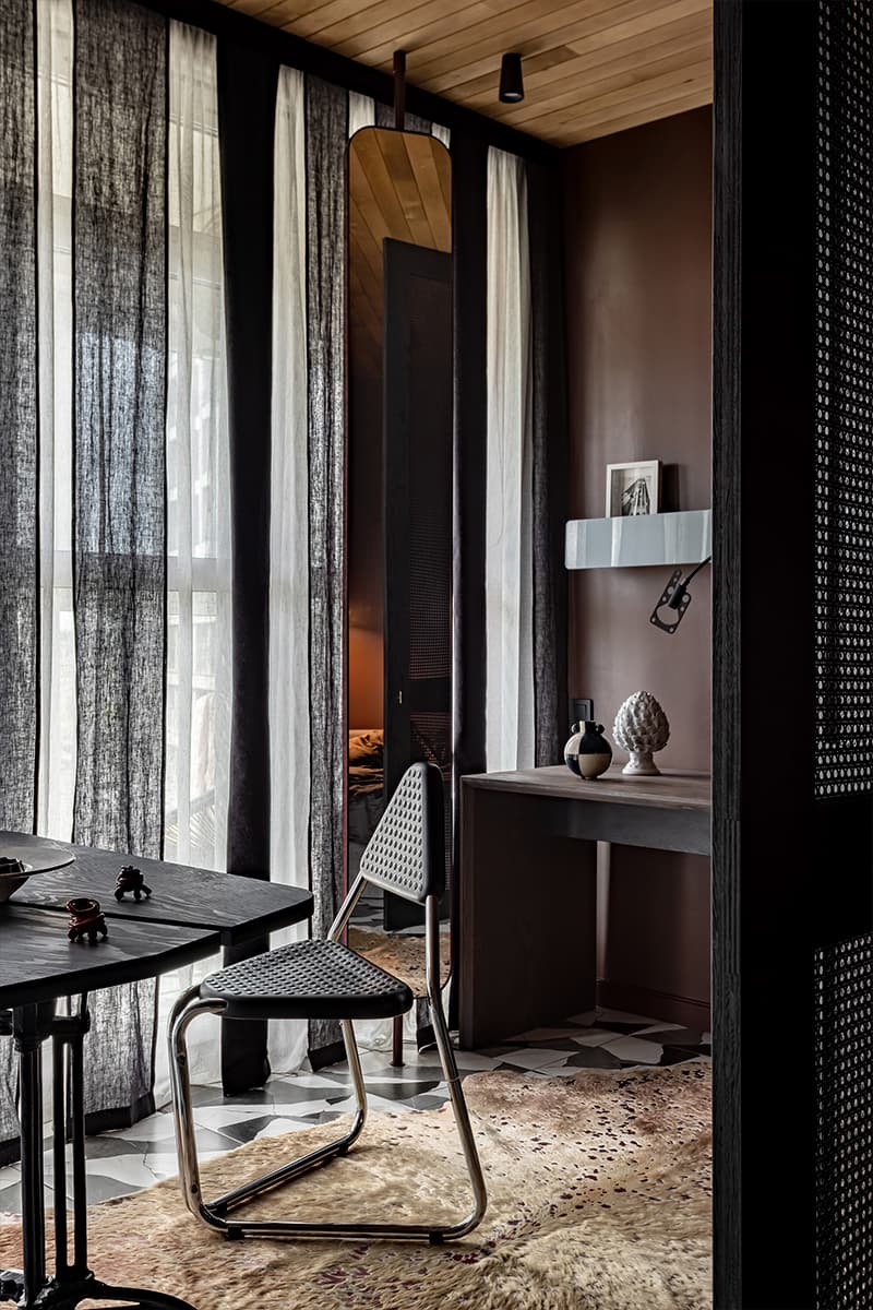 Дерево и зеркальные поверхности в квартире-студии дизайнера — проект Анастасии Придачиной