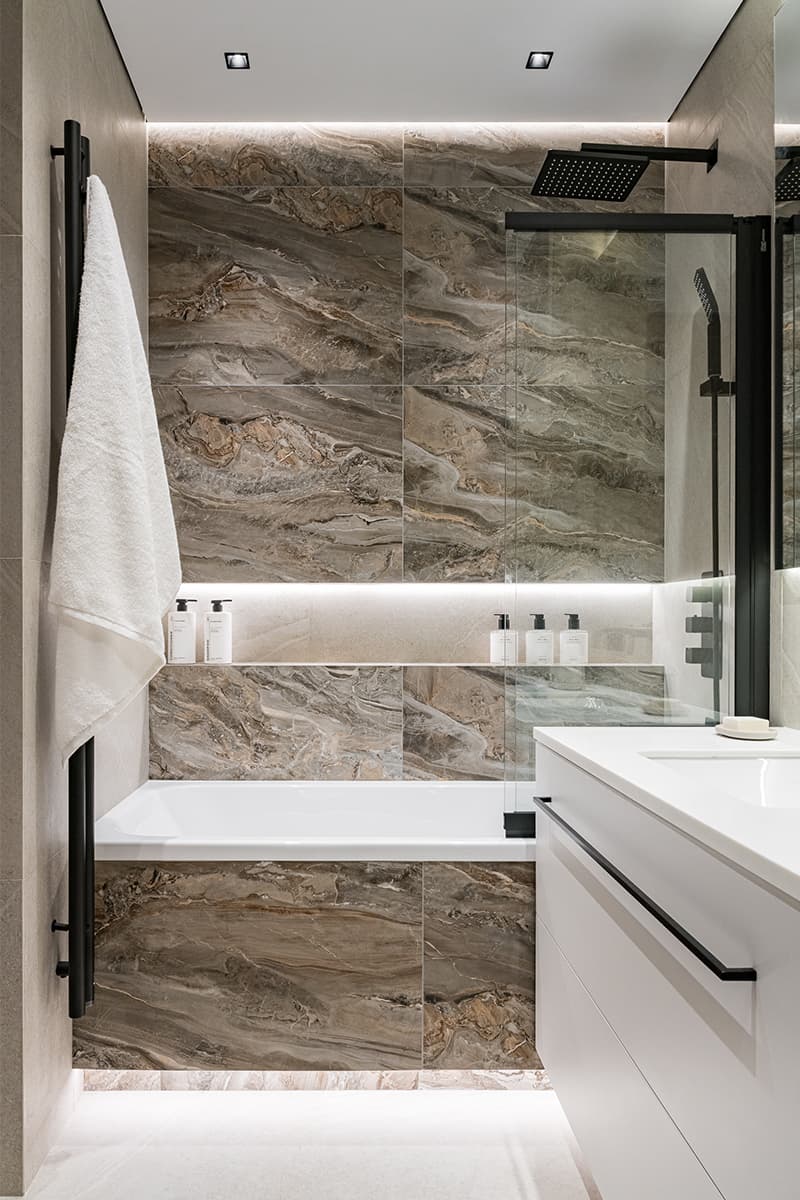 Умиротворяющие краски и теплое дерево в интерьере квартиры для молодой девушки — проект студии Aleta interiors