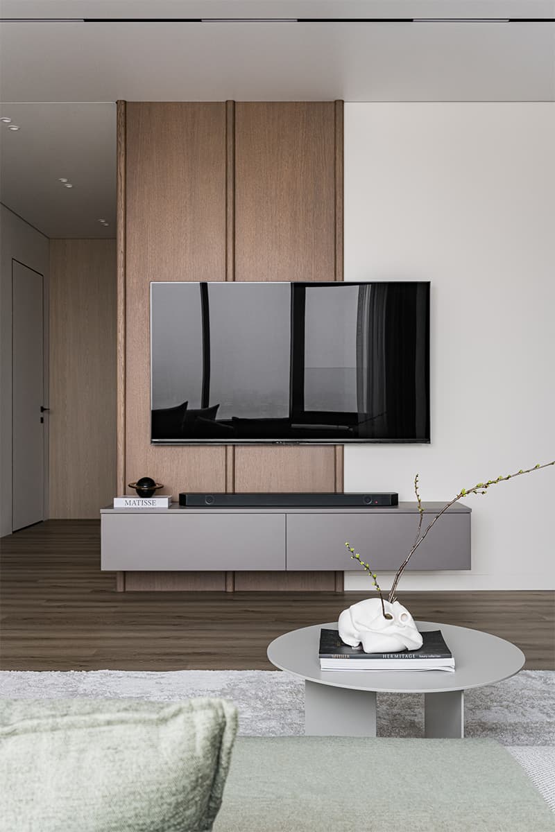 Умиротворяющие краски и теплое дерево в интерьере квартиры для молодой девушки — проект студии Aleta interiors