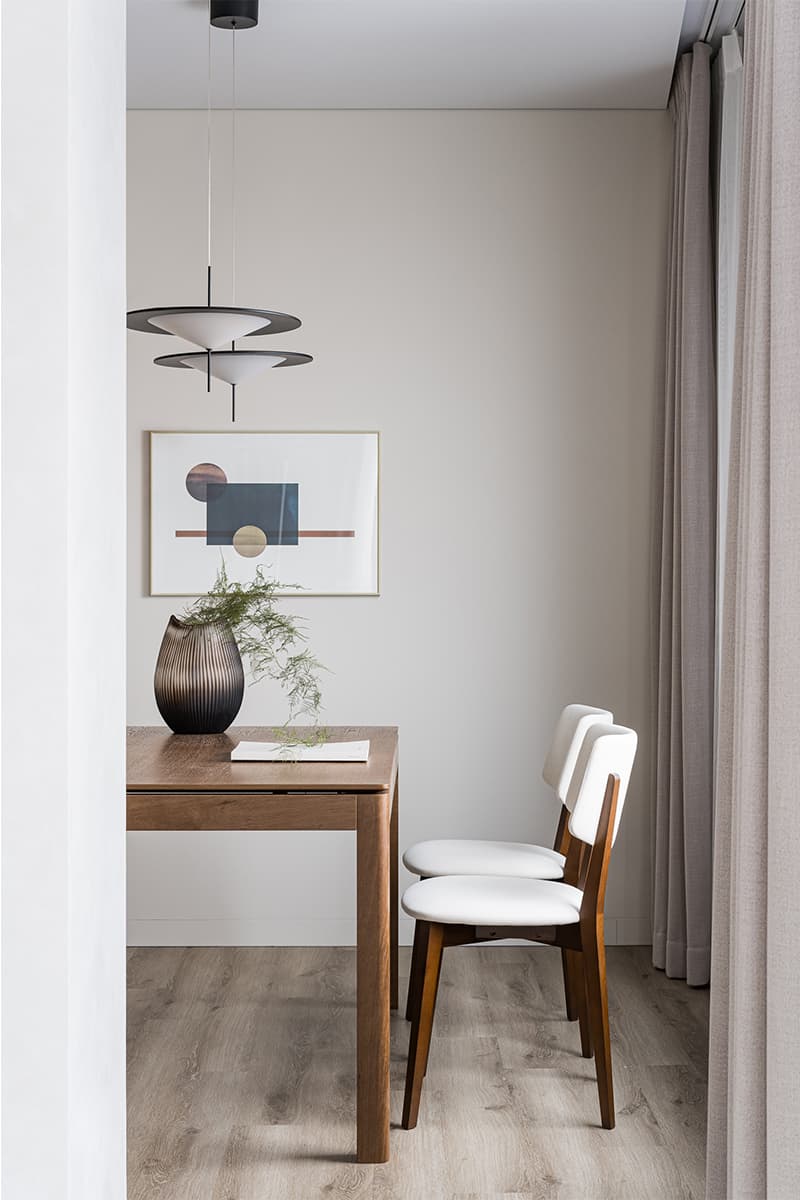 Умиротворяющие краски и теплое дерево в интерьере квартиры для молодой девушки — проект студии Aleta interiors