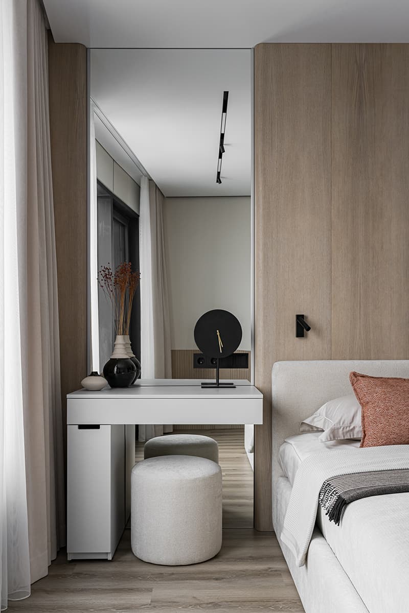 Умиротворяющие краски и теплое дерево в интерьере квартиры для молодой девушки — проект студии Aleta interiors