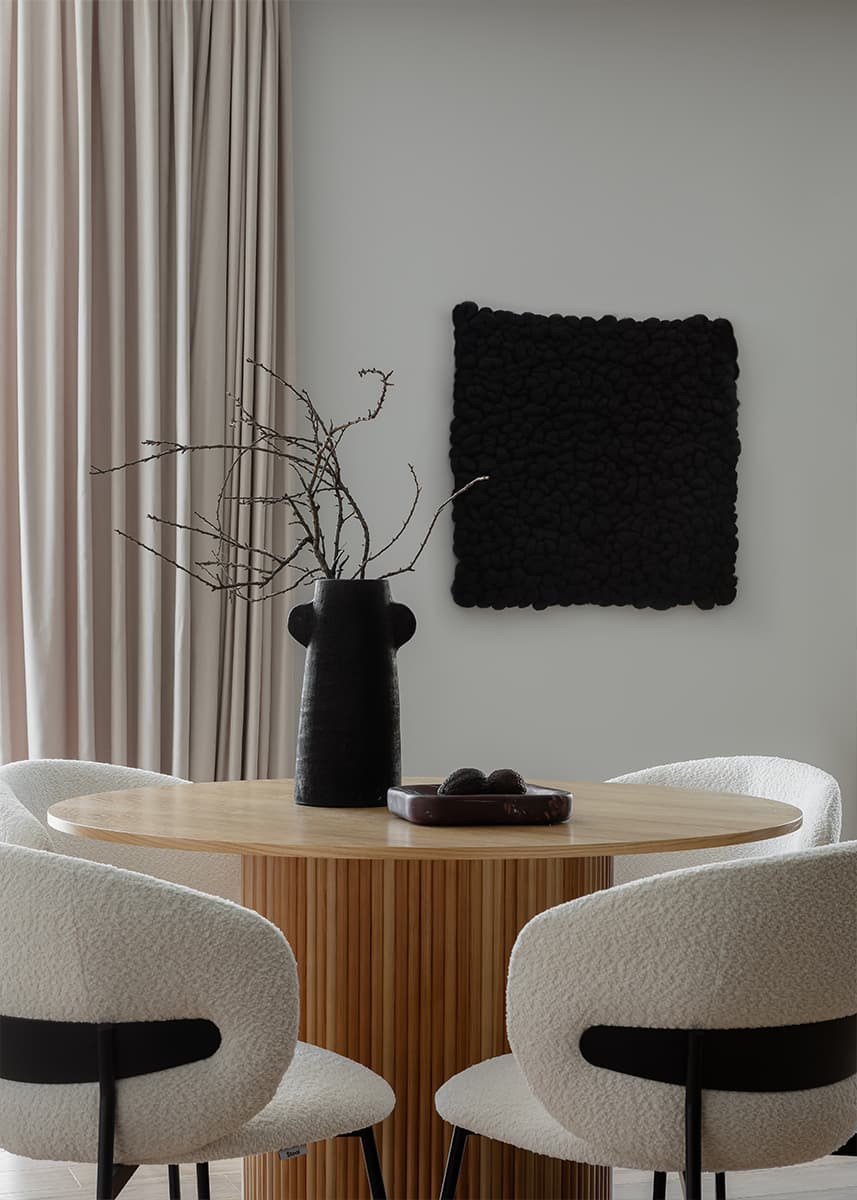 Игра контрастов в интерьере квартиры для семьи с питомцем — проект студии QBuro Interiors