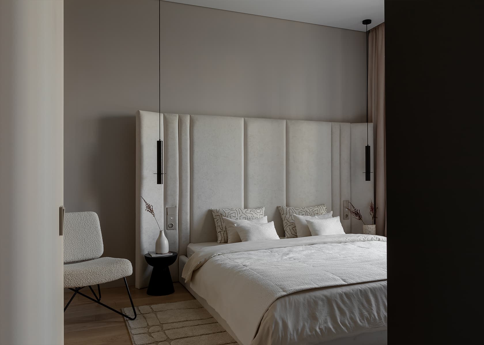 Игра контрастов в интерьере квартиры для семьи с питомцем — проект студии QBuro Interiors