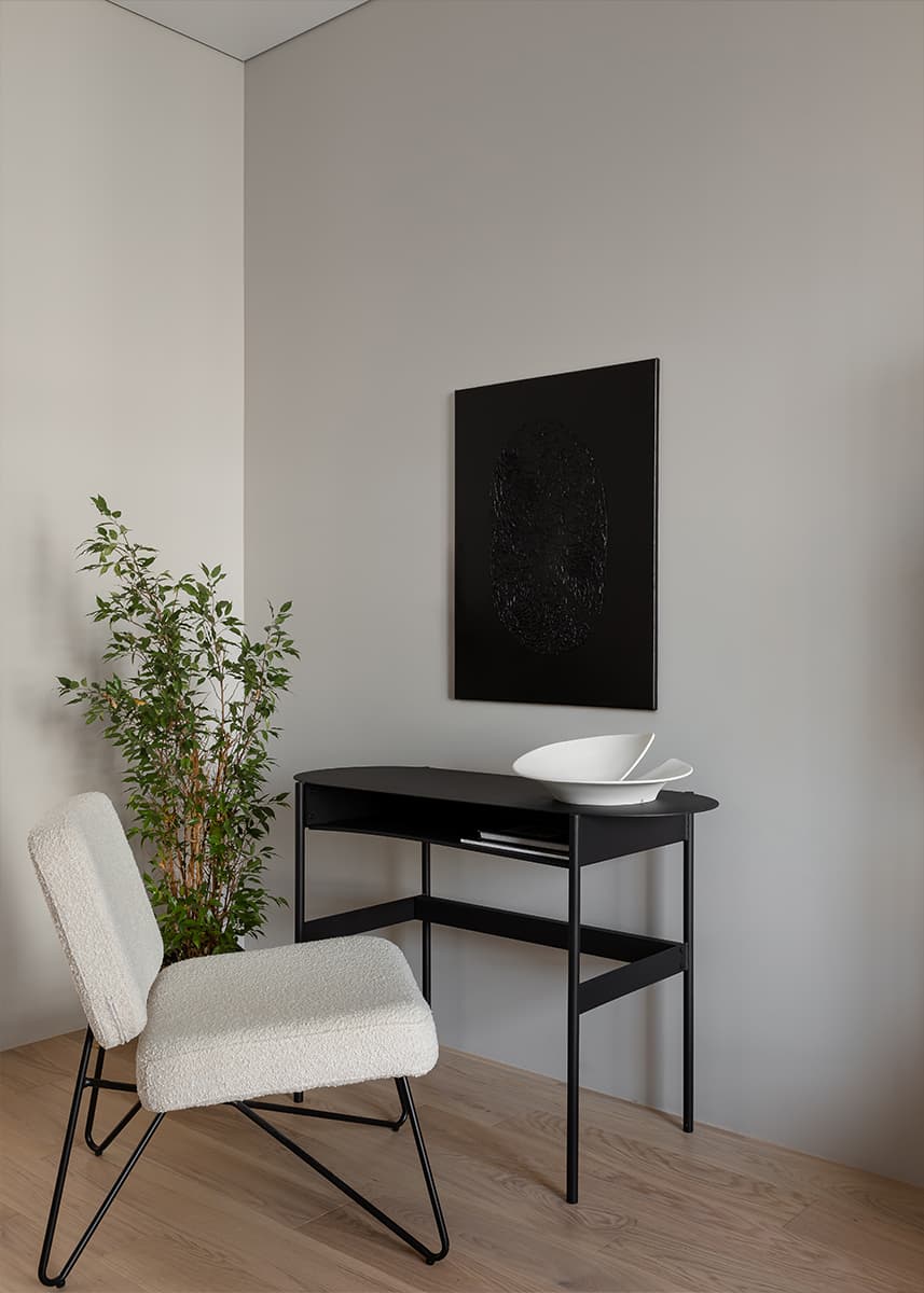 Игра контрастов в интерьере квартиры для семьи с питомцем — проект студии QBuro Interiors