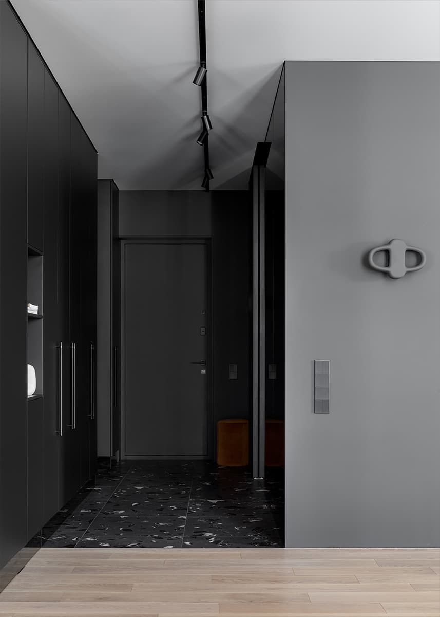 Игра контрастов в интерьере квартиры для семьи с питомцем — проект студии QBuro Interiors