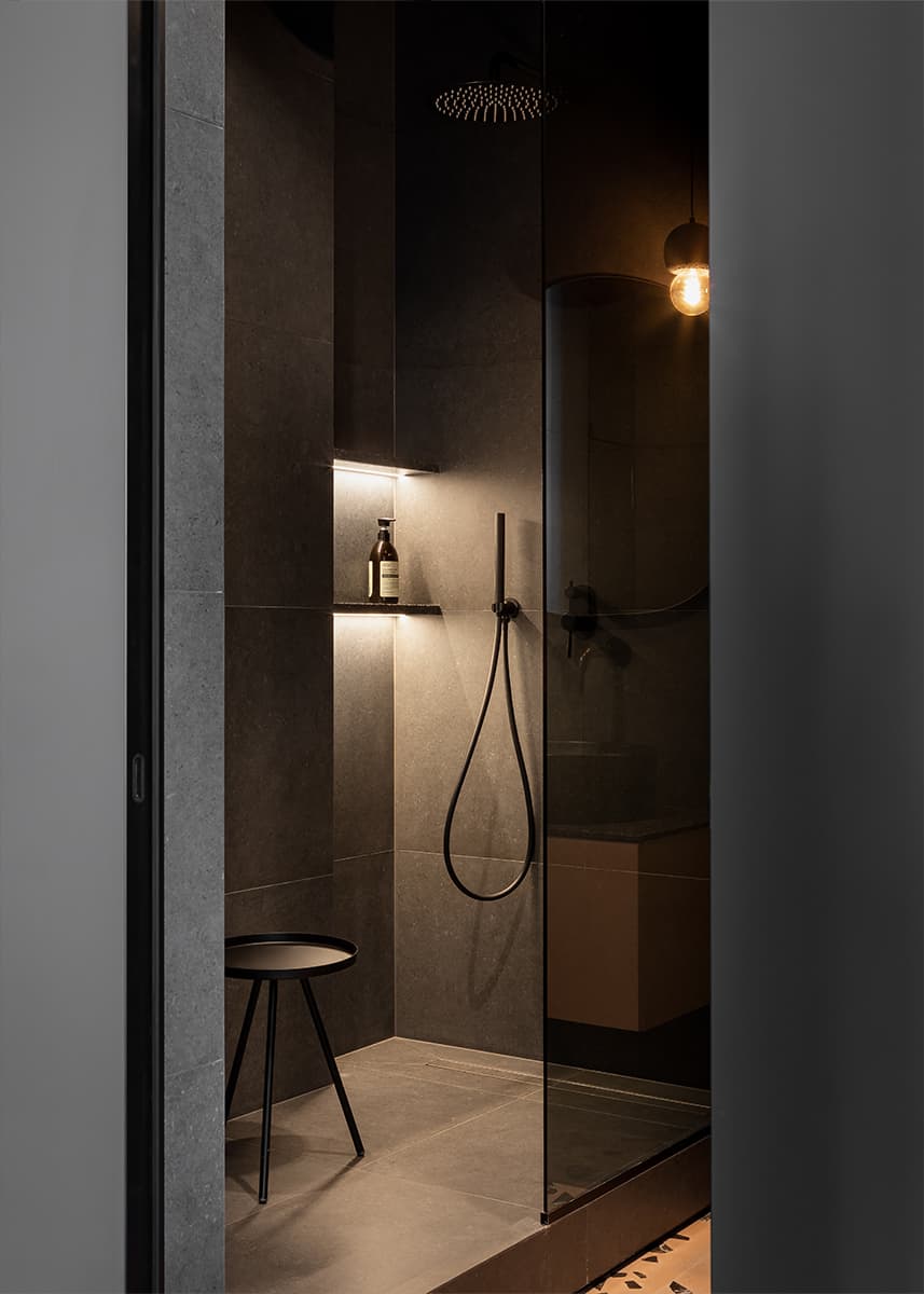 Игра контрастов в интерьере квартиры для семьи с питомцем — проект студии QBuro Interiors