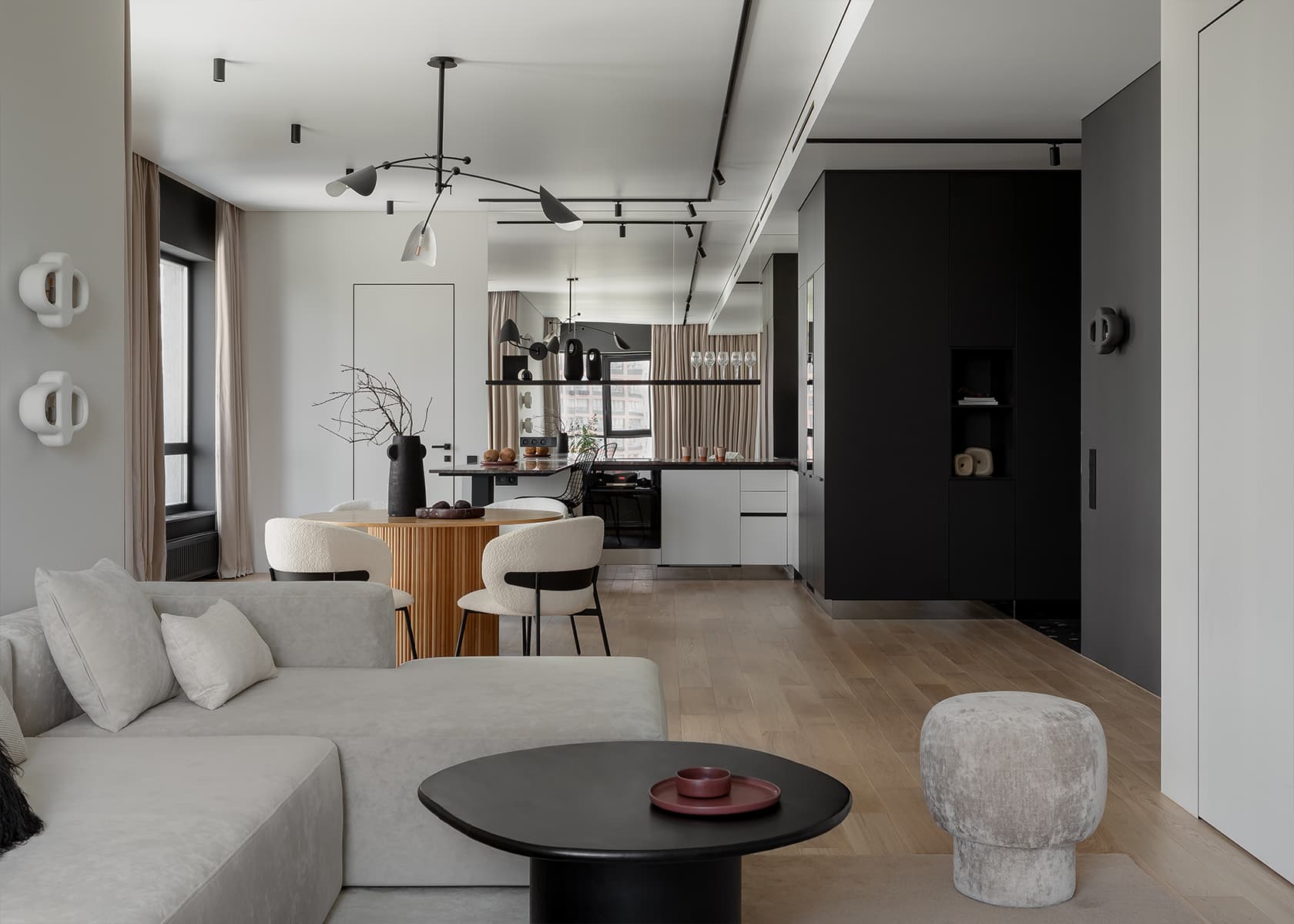 Игра контрастов в интерьере квартиры для семьи с питомцем — проект студии QBuro Interiors