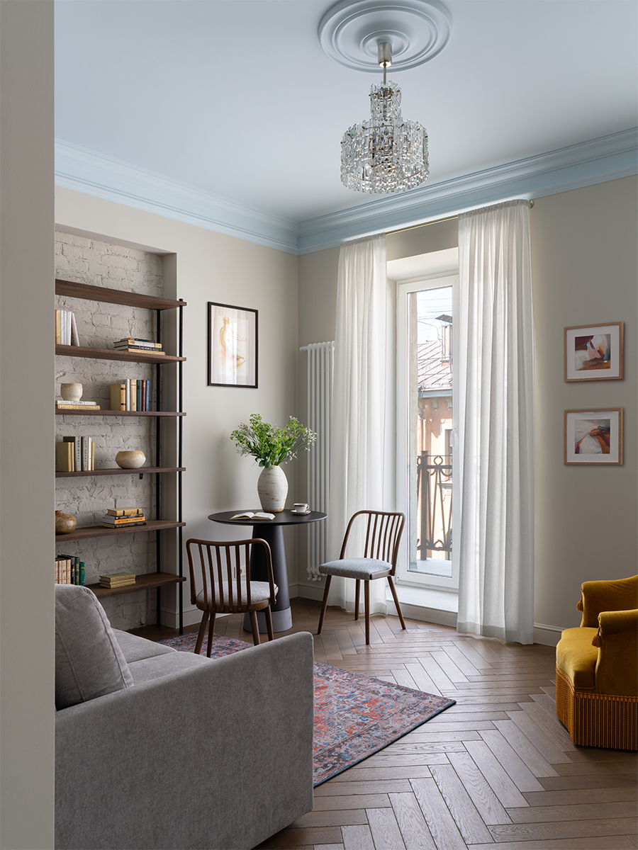 Винтажная мебель и световое окно в интерьере квартиры светского обозревателя — проект Ольги Суворовой и Екатерины Фадиной