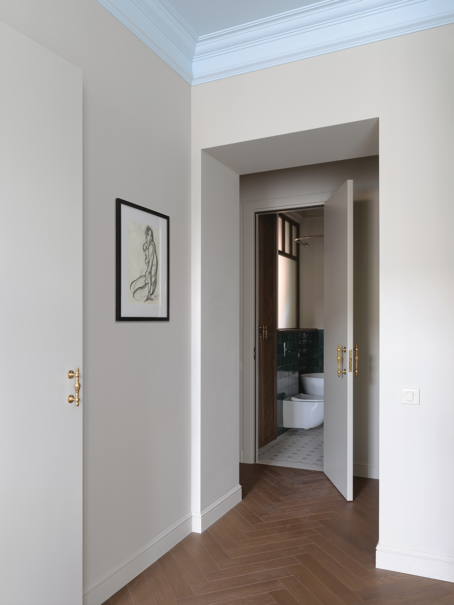 Винтажная мебель и световое окно в интерьере квартиры светского обозревателя — проект Ольги Суворовой и Екатерины Фадиной