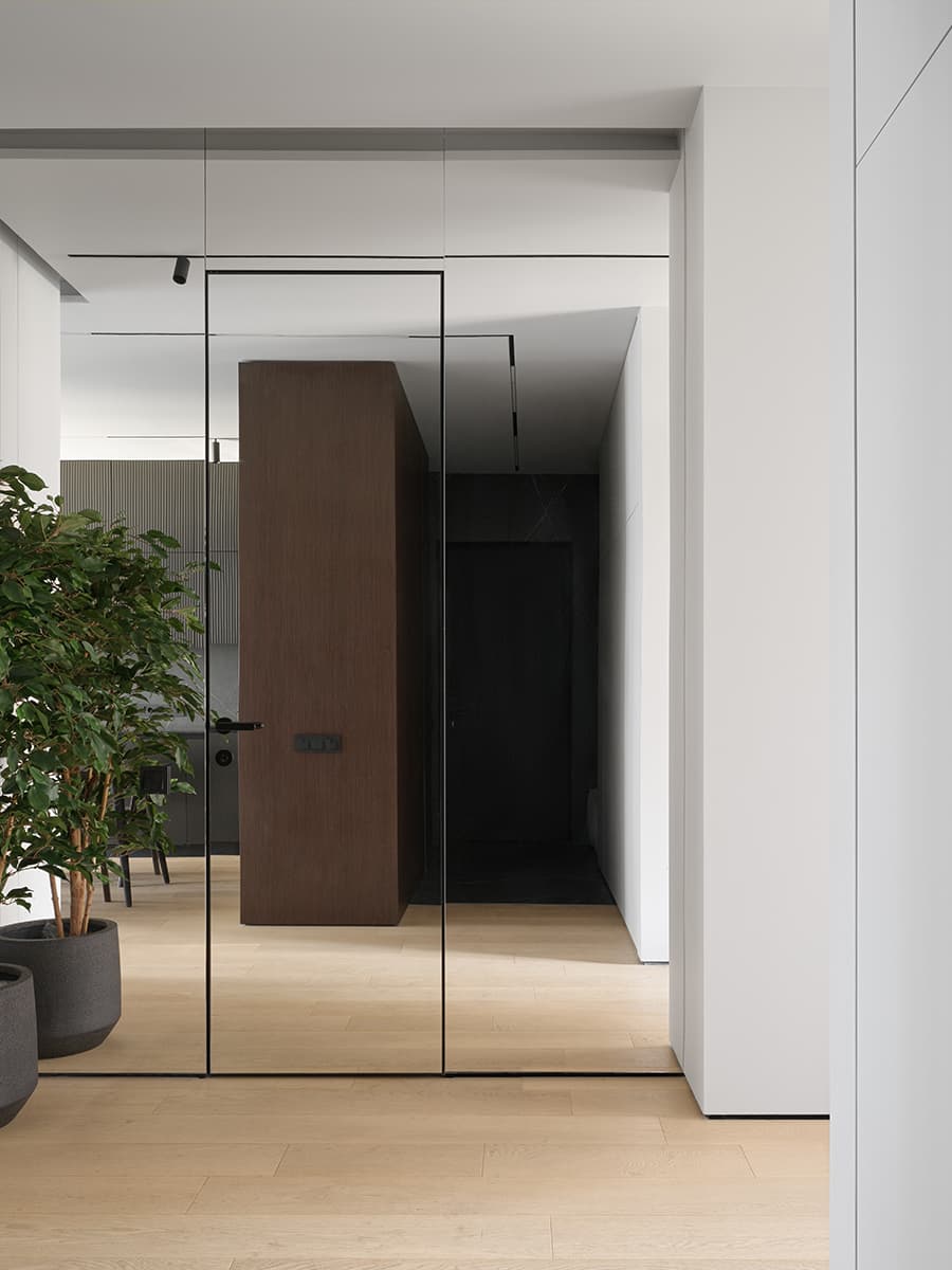 Теплое дерево и монохромная палитра в интерьере семейной квартиры — проект студии A&ES