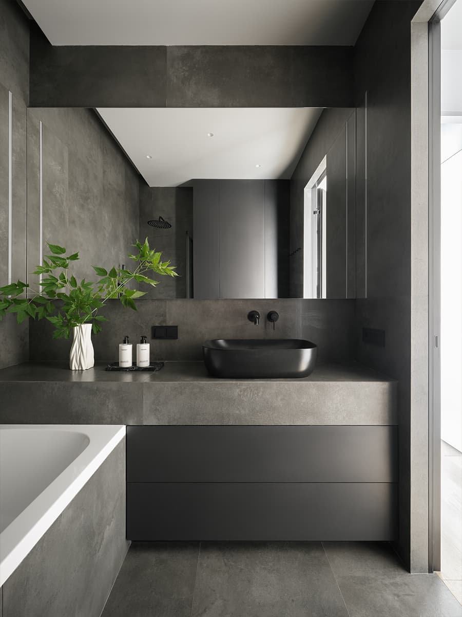 Теплое дерево и монохромная палитра в интерьере семейной квартиры — проект студии A&ES