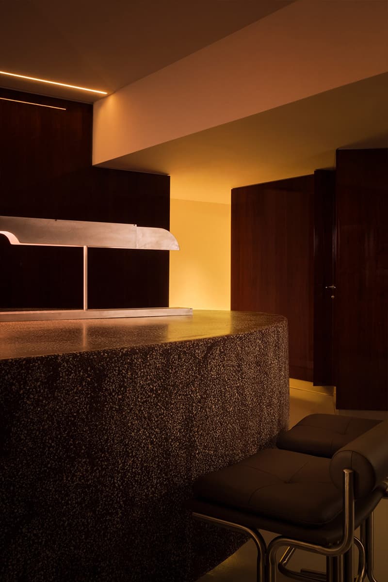 Глубокие бордовые и коричневые тона в эффектном интерьере ресторана — проект Анды Зота и Елены Визитеу