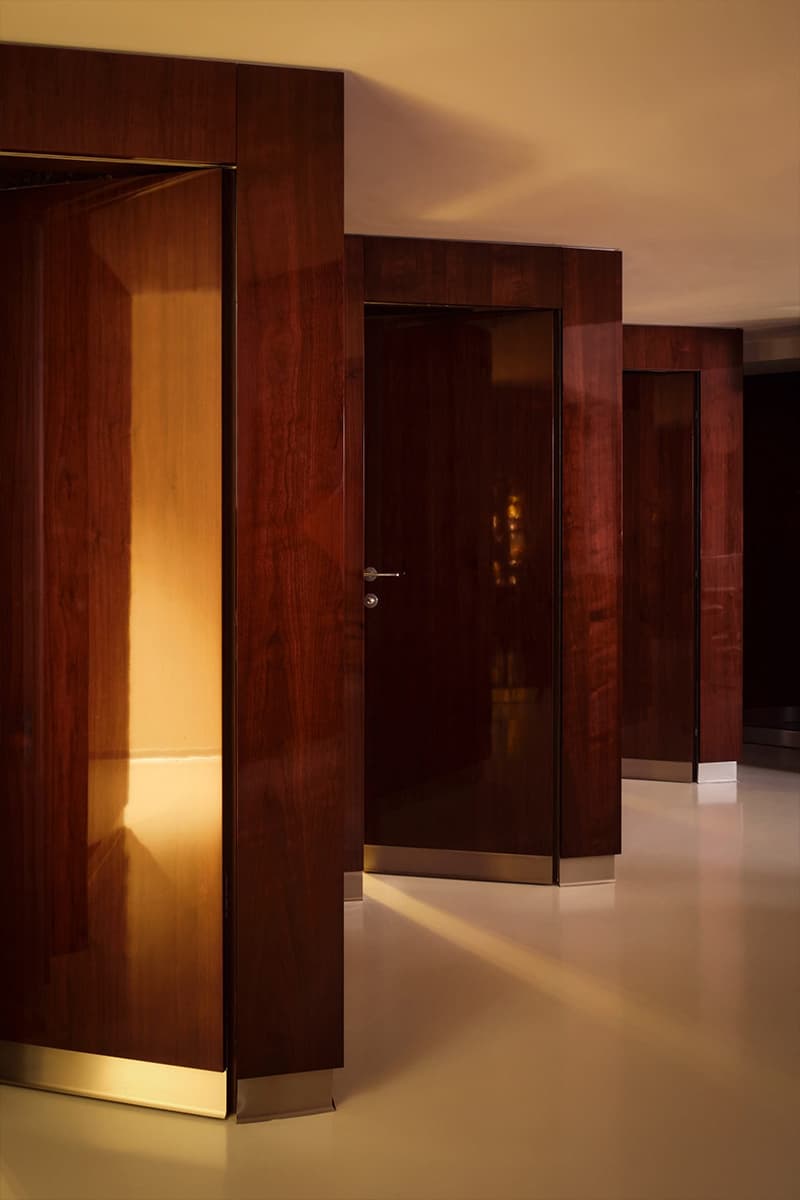 Глубокие бордовые и коричневые тона в эффектном интерьере ресторана — проект Анды Зота и Елены Визитеу