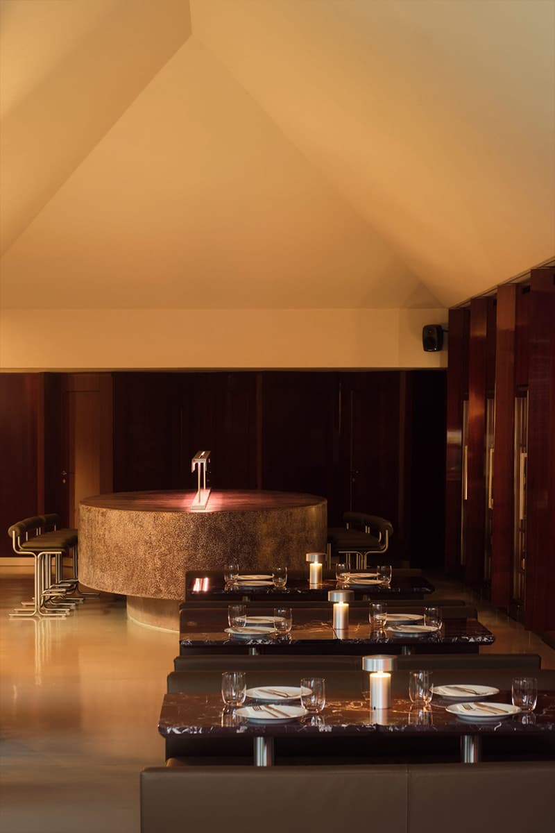 Глубокие бордовые и коричневые тона в эффектном интерьере ресторана — проект Анды Зота и Елены Визитеу