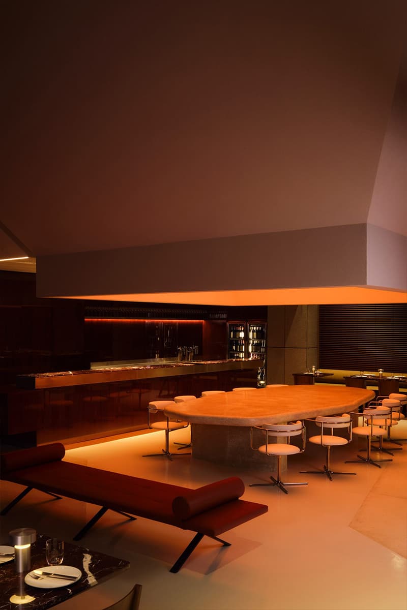 Глубокие бордовые и коричневые тона в эффектном интерьере ресторана — проект Анды Зота и Елены Визитеу
