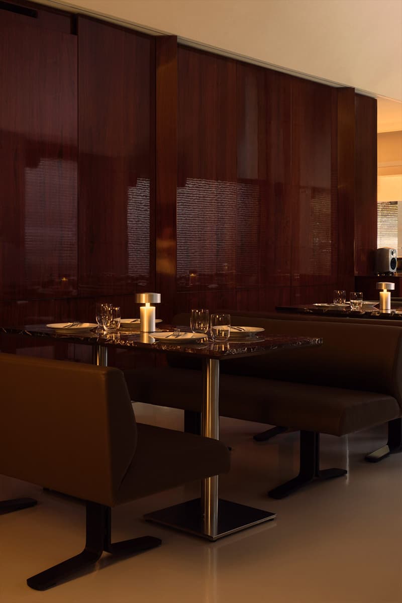 Глубокие бордовые и коричневые тона в эффектном интерьере ресторана — проект Анды Зота и Елены Визитеу