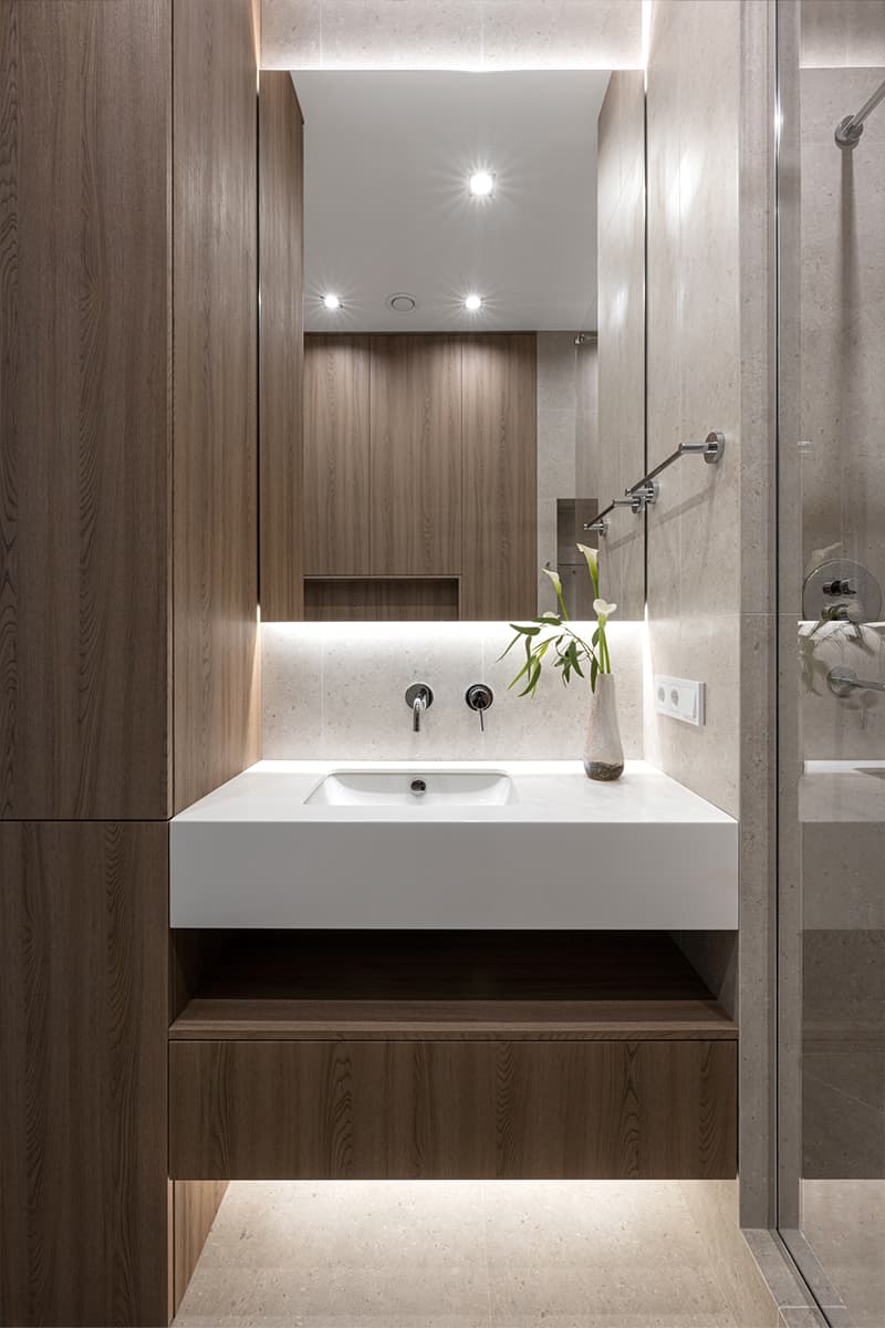 Светлый интерьер небольшой квартиры с теплыми деревянными панелями — проект студии Make My Flat Interiors