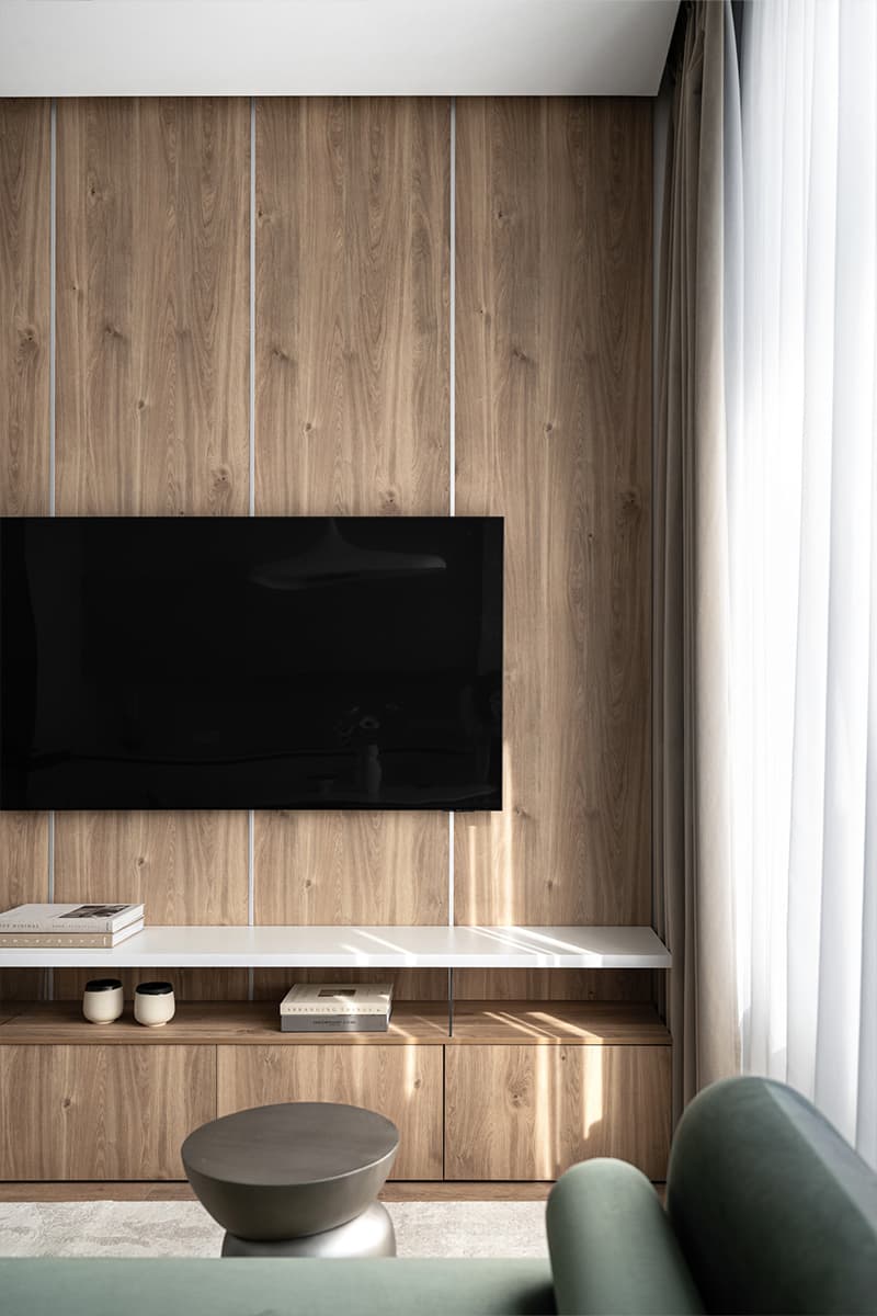 Светлый интерьер небольшой квартиры с теплыми деревянными панелями — проект студии Make My Flat Interiors