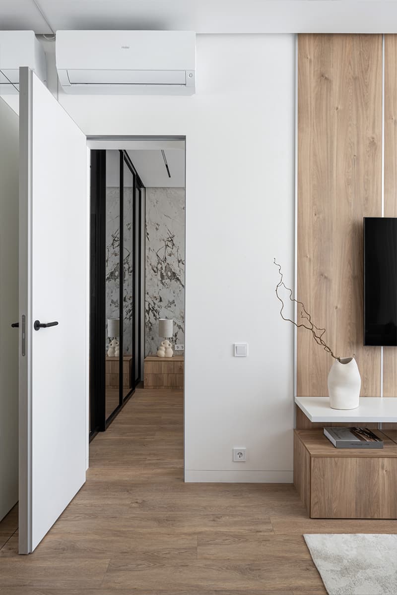 Светлый интерьер небольшой квартиры с теплыми деревянными панелями — проект студии Make My Flat Interiors