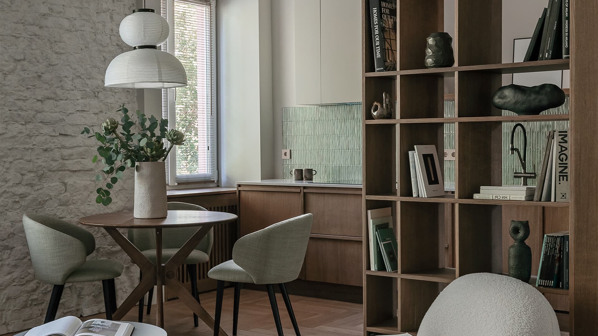 Глубокие природные тона и отсылки к Азии в интерьере квартиры в Минске — проект Марии Зайцевой Глубокие природные тона и отсылки к Азии в интерьере квартиры в Минске — проект Марии Зайцевой