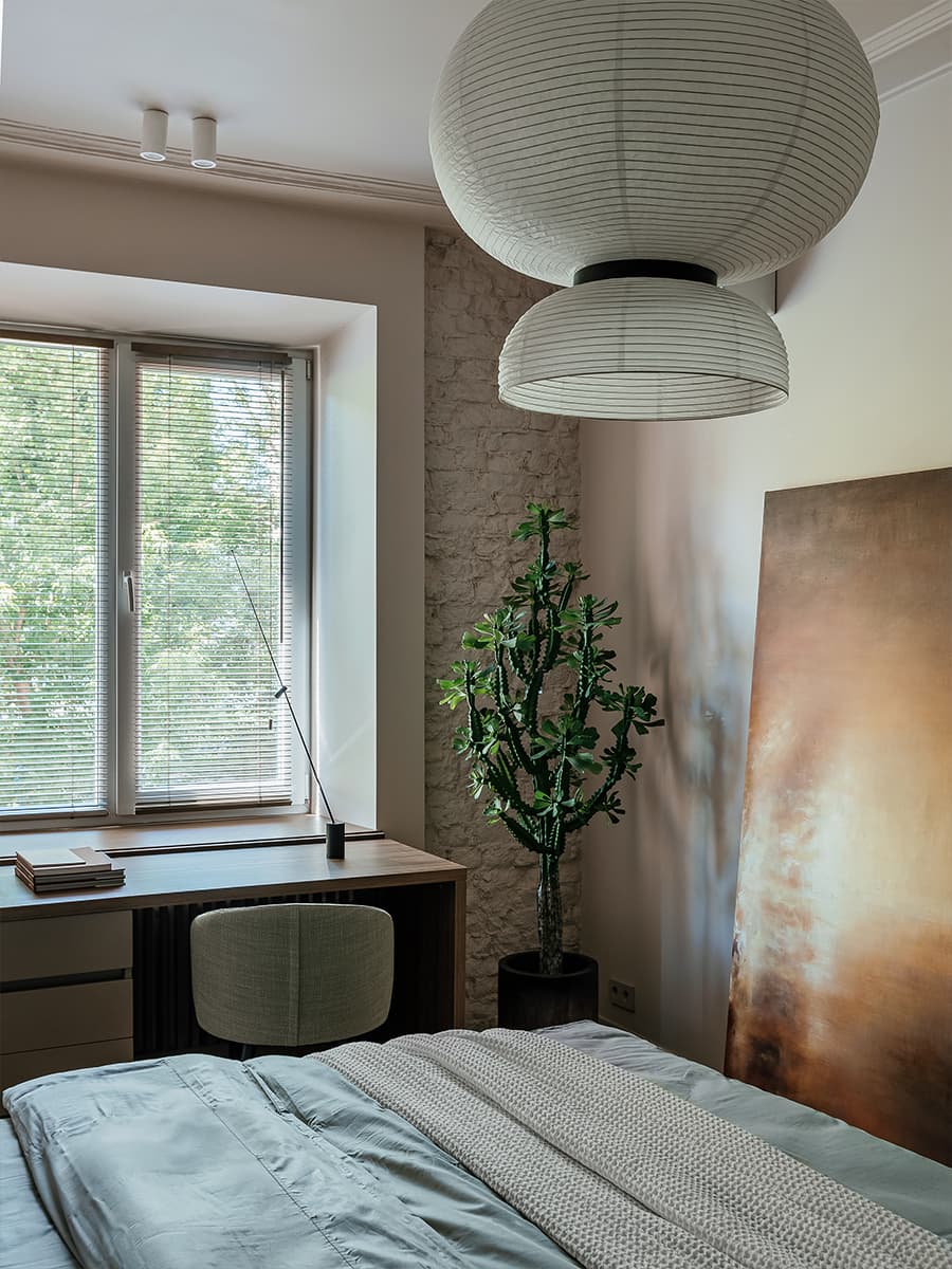 Глубокие природные тона и отсылки к Азии в интерьере квартиры в Минске — проект Марии Зайцевой