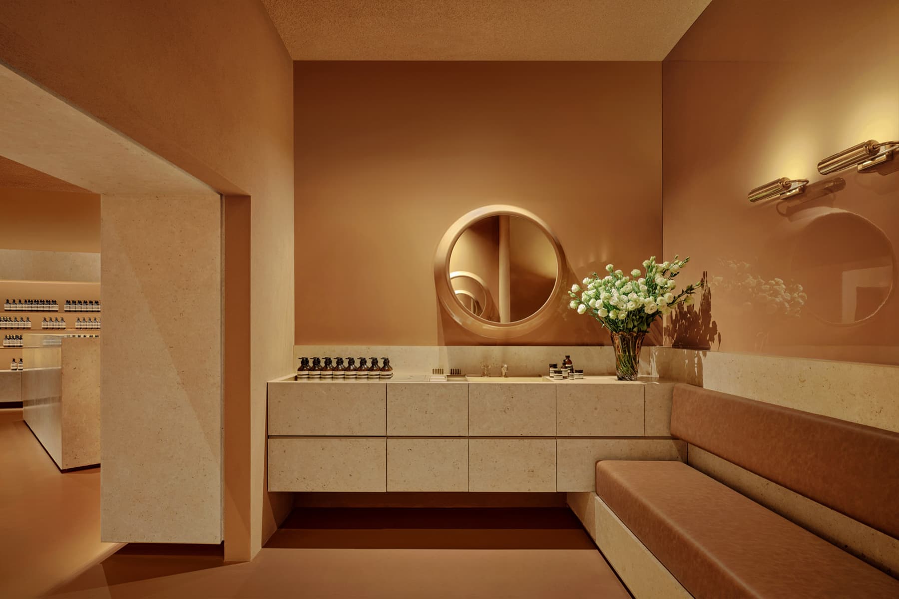 Биопластик, световые окна и золотистые акценты в интерьере магазина косметики — проект Aesop