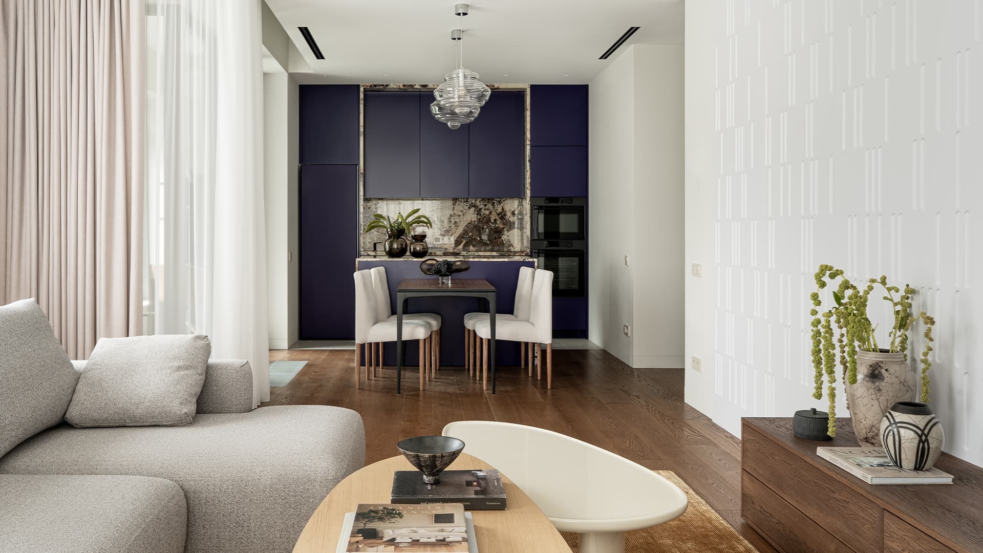 Строгая синяя кухня в интерьере квартиры для сдачи в аренду — проект бюро A.C.H. INTERIORS Строгая синяя кухня в интерьере квартиры для сдачи в аренду — проект бюро A.C.H. INTERIORS