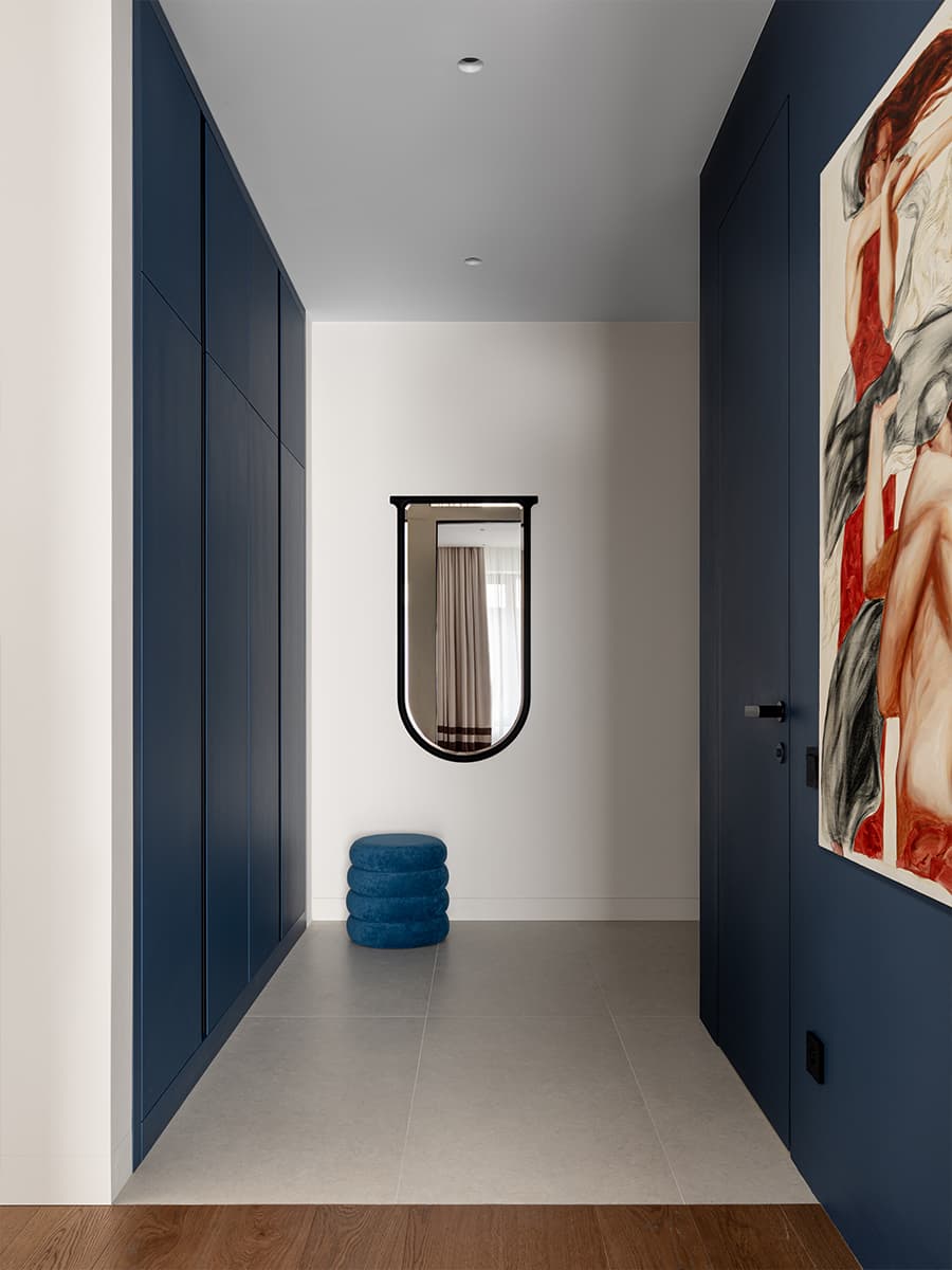 Строгая синяя кухня в интерьере квартиры для сдачи в аренду — проект бюро A.C.H. INTERIORS