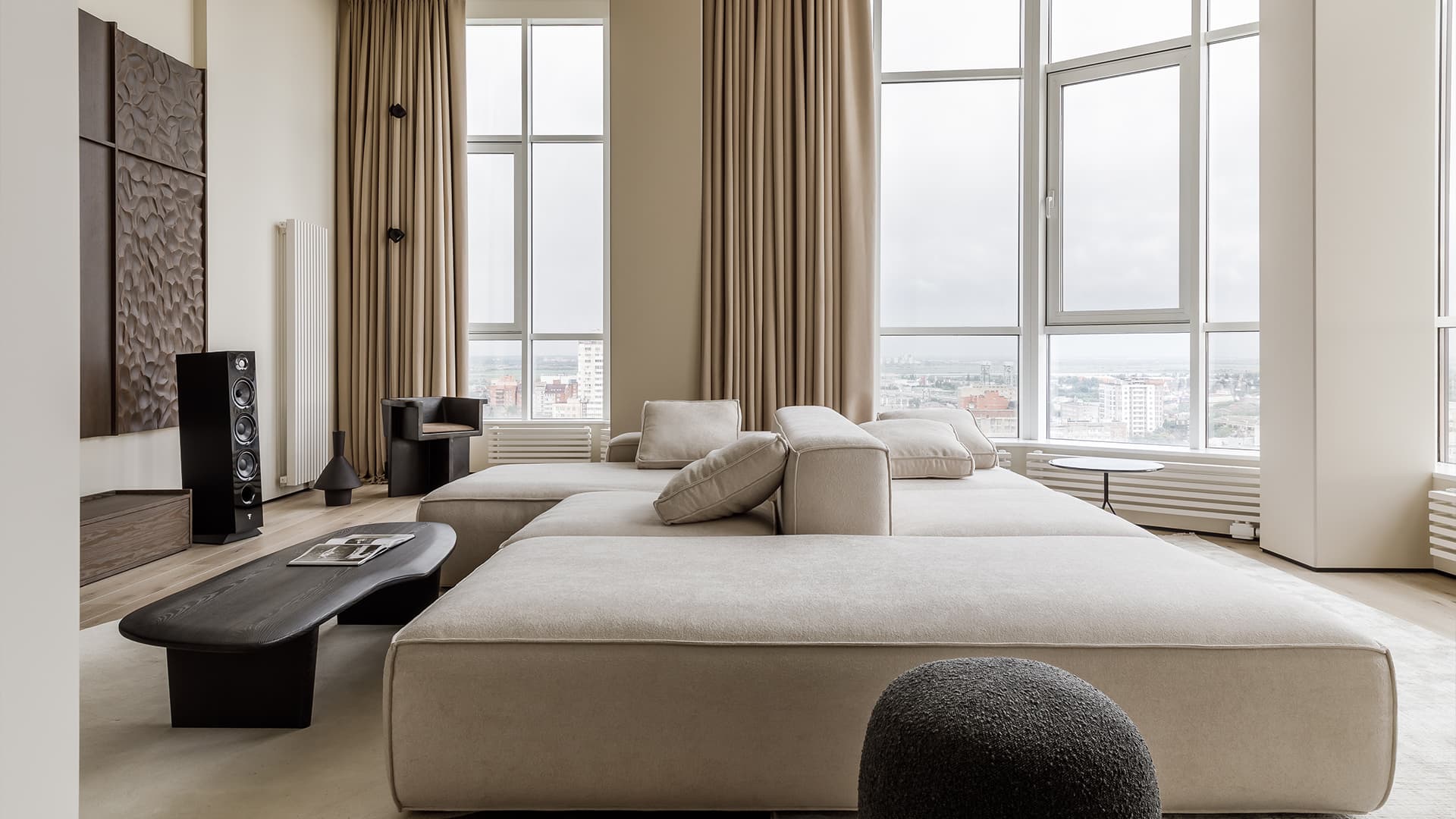 Графичные детали в монохромном интерьере трехуровневой квартиры — студии KOSTANDI Interior Графичные детали в монохромном интерьере трехуровневой квартиры — студии KOSTANDI Interior