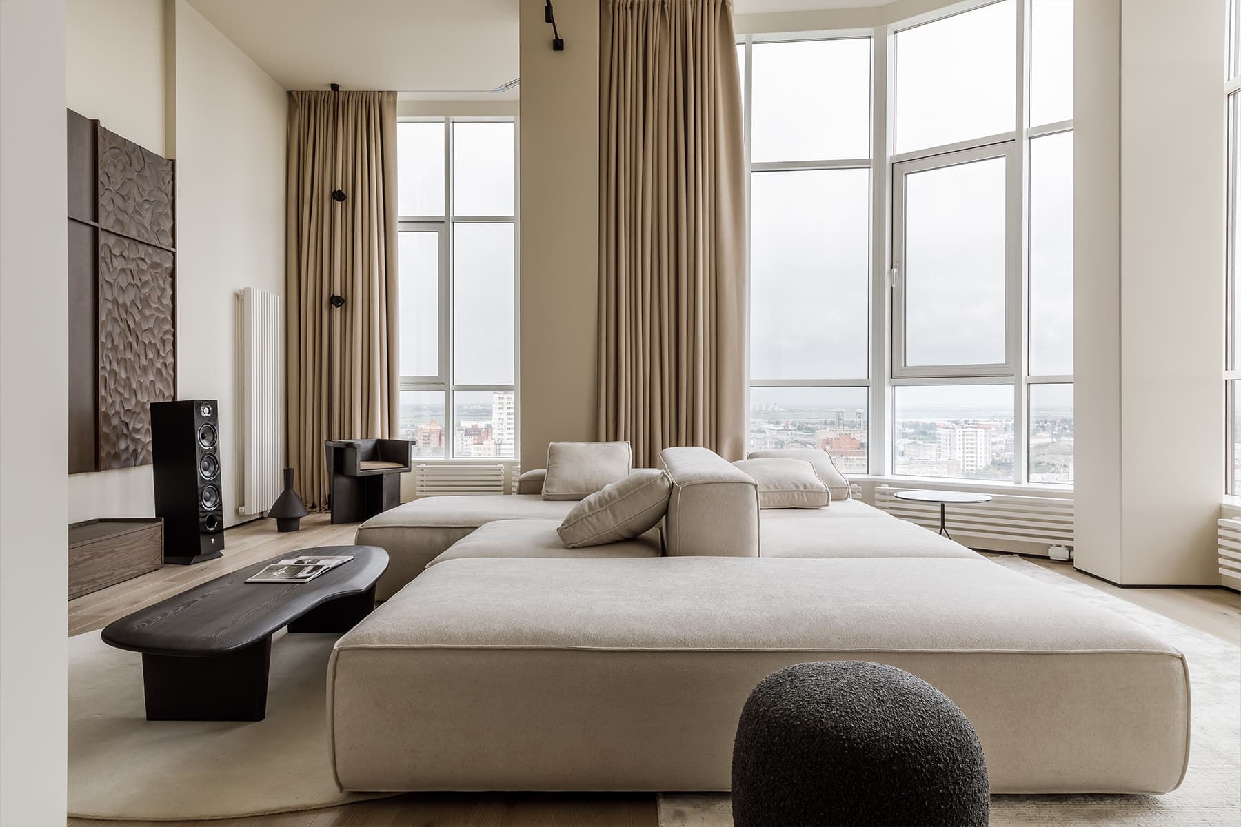 Графичные детали в монохромном интерьере трехуровневой квартиры — студии KOSTANDI Interior