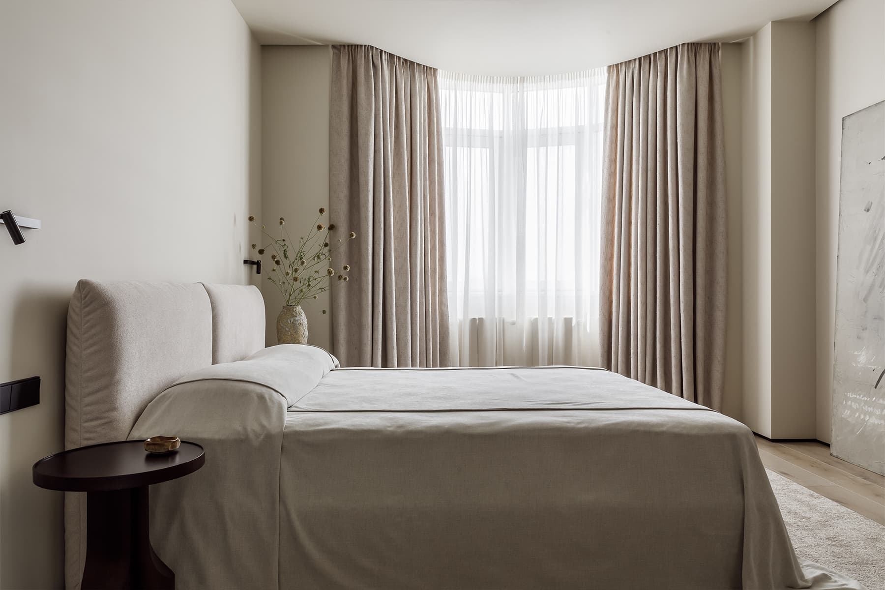 Графичные детали в монохромном интерьере трехуровневой квартиры — студии KOSTANDI Interior